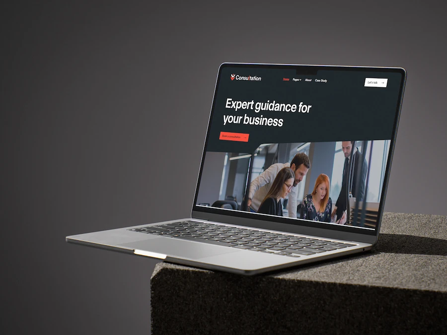 Sitio web corporativo para una empresa de servicios visto en un portátil