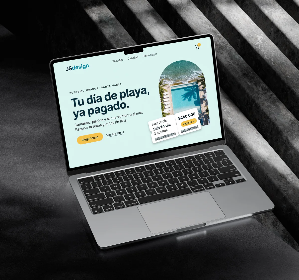 Tienda online de un club de playa en Pozos Colorados que vende pasadías con pago en línea, vista en un portátil